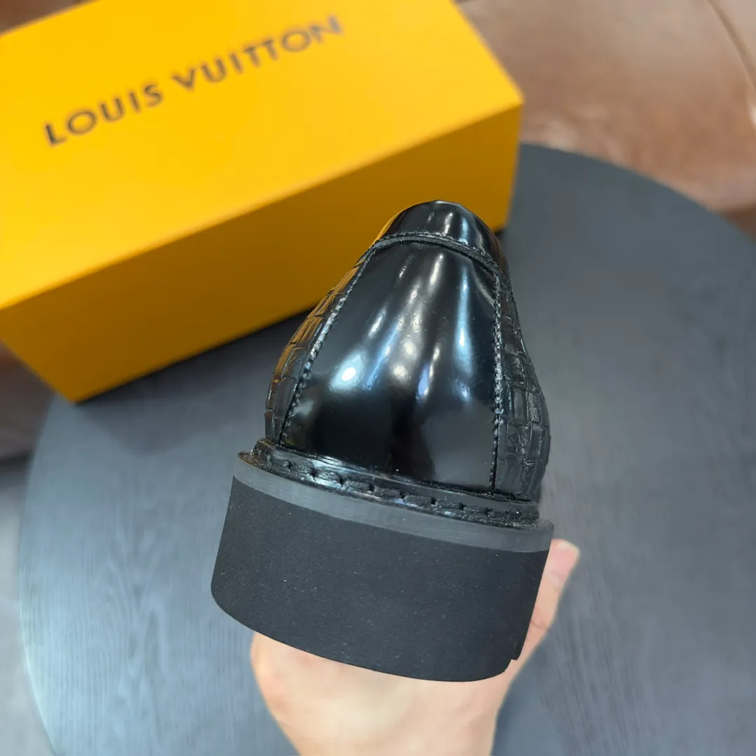 [L Home] P: 820💰 Size: 39-44 (customized at 38.45) Original Lv official website men's casual leather shoes, top-quality original replica, - Upper: 🔝cowhide weaving technology, Nappa cowhide, shoe body sewn with brand logo - Inner: cowhide, foot pad; water-dyed cowhide - Outsole: TPR·rubber foam; two-color molded outsole -Ultra-high quality control and fine workmanship: highlight (high-end, extravagance, class)